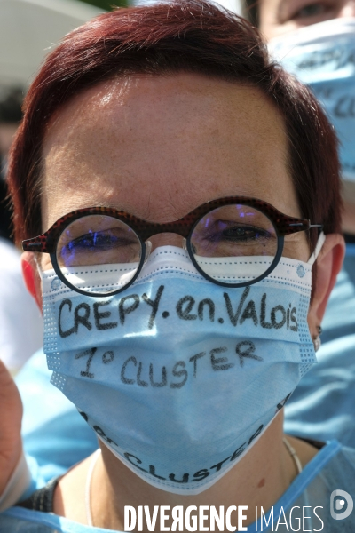 Personnel soignant portant un masque protecteur avec les slogans. Health workers wearing a protective face mask with the slogans.