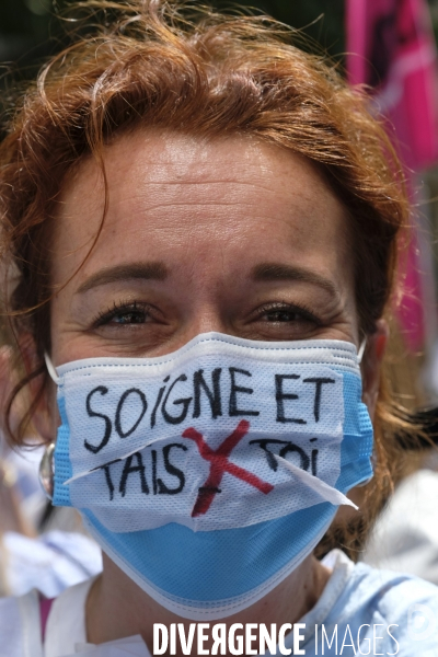 Personnel soignant portant un masque protecteur avec les slogans. Health workers wearing a protective face mask with the slogans.