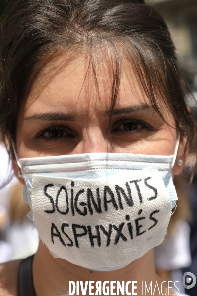 Personnel soignant portant un masque protecteur avec les slogans. Health workers wearing a protective face mask with the slogans.