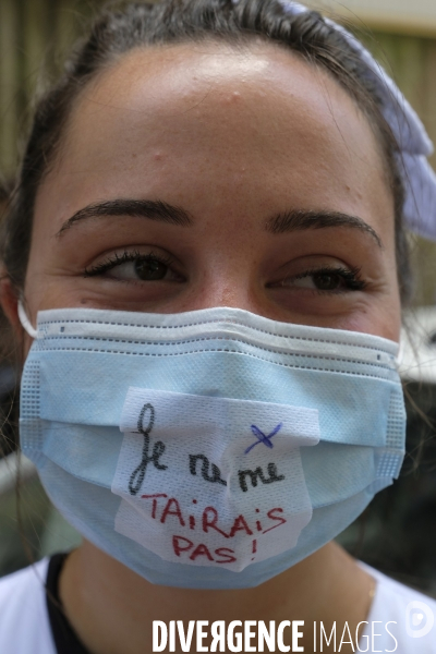 Personnel soignant portant un masque protecteur avec les slogans. Health workers wearing a protective face mask with the slogans.