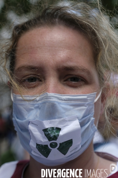 Personnel soignant portant un masque protecteur avec les slogans. Health workers wearing a protective face mask with the slogans.