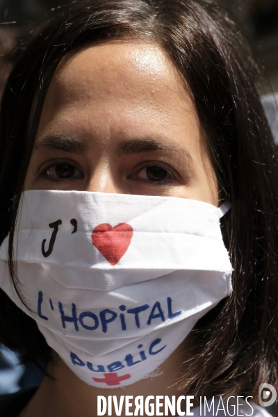 Personnel soignant portant un masque protecteur avec les slogans. Health workers wearing a protective face mask with the slogans.