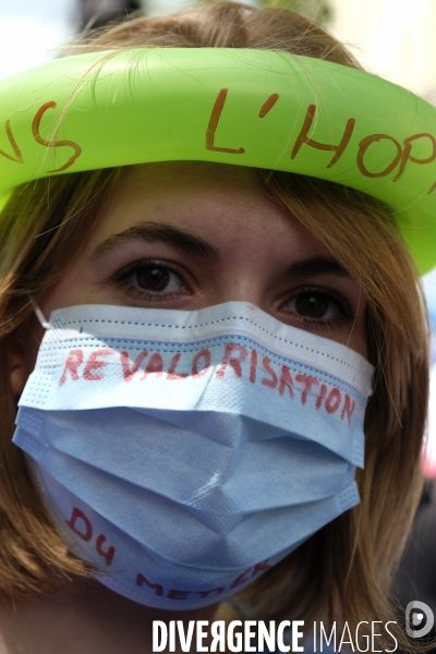 Personnel soignant portant un masque protecteur avec les slogans. Health workers wearing a protective face mask with the slogans.