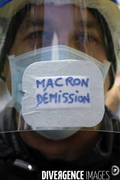 Personnel soignant portant un masque protecteur avec les slogans. Health workers wearing a protective face mask with the slogans.