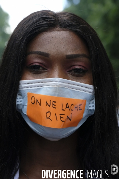 Personnel soignant portant un masque protecteur avec les slogans. Health workers wearing a protective face mask with the slogans.