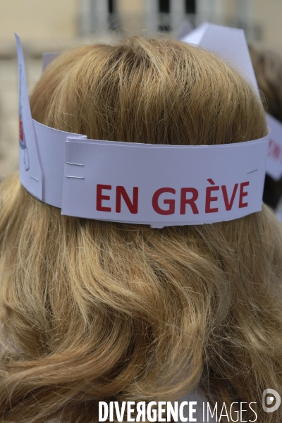 Personnel soignant portant un masque protecteur avec les slogans. Health workers wearing a protective face mask with the slogans.