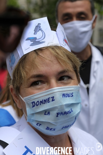 Personnel soignant portant un masque protecteur avec les slogans. Health workers wearing a protective face mask with the slogans.