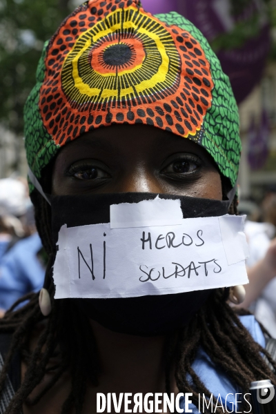 Personnel soignant portant un masque protecteur avec les slogans. Health workers wearing a protective face mask with the slogans.