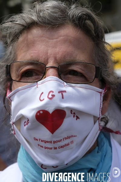 Personnel soignant portant un masque protecteur avec les slogans. Health workers wearing a protective face mask with the slogans.