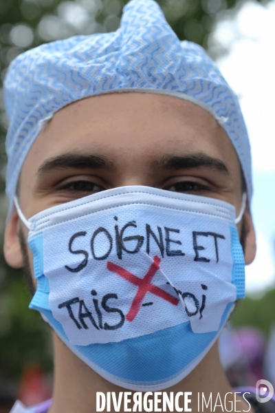 Personnel soignant portant un masque protecteur avec les slogans. Health workers wearing a protective face mask with the slogans.