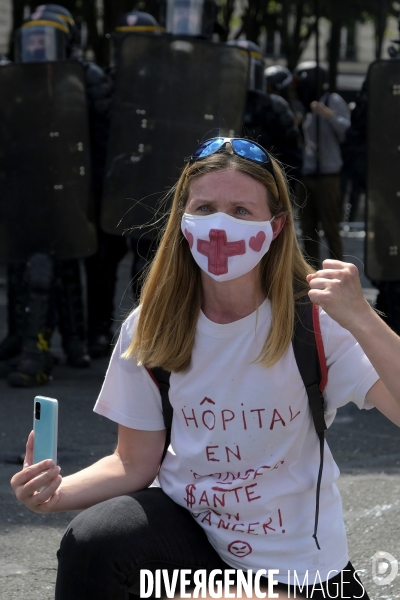 Personnel soignant portant un masque protecteur avec les slogans. Health workers wearing a protective face mask with the slogans.