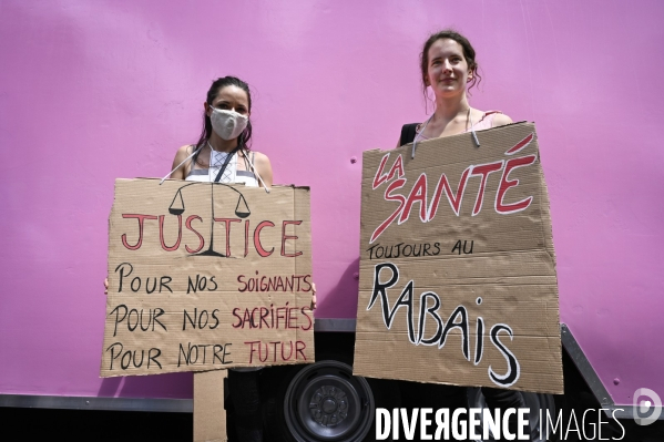 Manifestation des soignants à Paris pour denoncer le manque de moyens dans l hopital public. Cares demonstration.