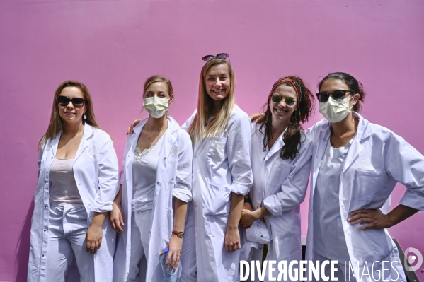 Manifestation des soignants à Paris pour denoncer le manque de moyens dans l hopital public. Cares demonstration.