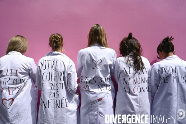 Manifestation des soignants à Paris pour denoncer le manque de moyens dans l hopital public. Cares demonstration.