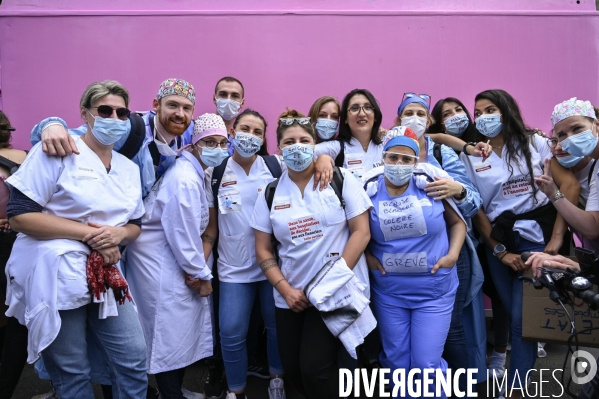 Manifestation des soignants à Paris pour denoncer le manque de moyens dans l hopital public. Cares demonstration.