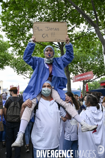 Manifestation des soignants à Paris pour denoncer le manque de moyens dans l hopital public. Cares demonstration.