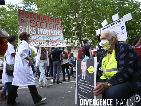 Manifestation des soignants à Paris pour denoncer le manque de moyens dans l hopital public. Cares demonstration.