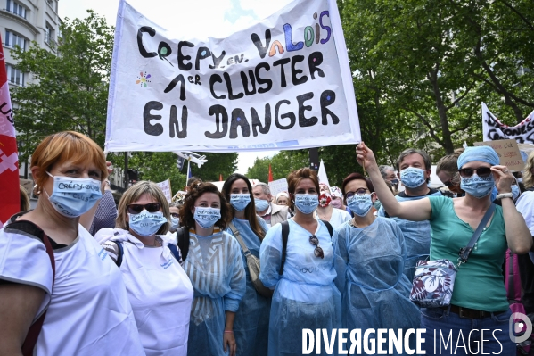 Manifestation des soignants à Paris pour denoncer le manque de moyens dans l hopital public. Cares demonstration.