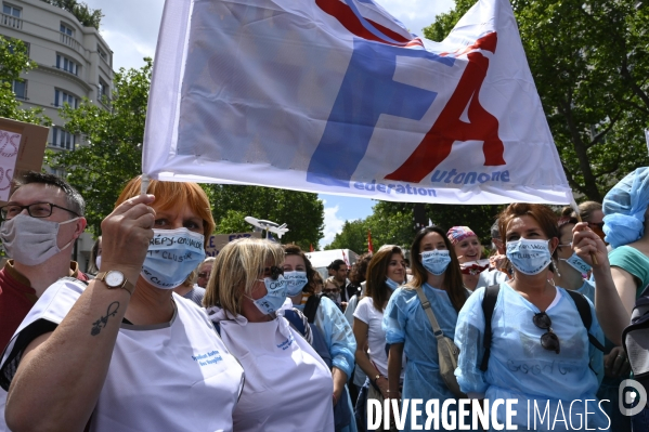 Manifestation des soignants à Paris pour denoncer le manque de moyens dans l hopital public. Cares demonstration.