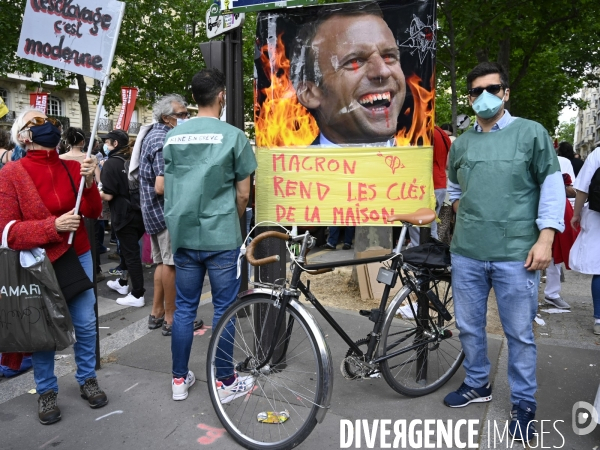 Manifestation des soignants à Paris pour denoncer le manque de moyens dans l hopital public. Cares demonstration.