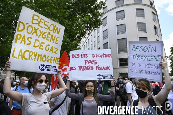 Manifestation des soignants à Paris pour denoncer le manque de moyens dans l hopital public. Cares demonstration.