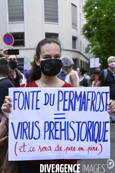 Manifestation des soignants à Paris pour denoncer le manque de moyens dans l hopital public. Cares demonstration.