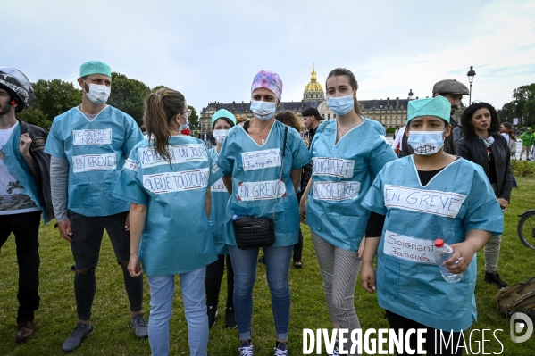 Manifestation des soignants à Paris pour denoncer le manque de moyens dans l hopital public. Cares demonstration.