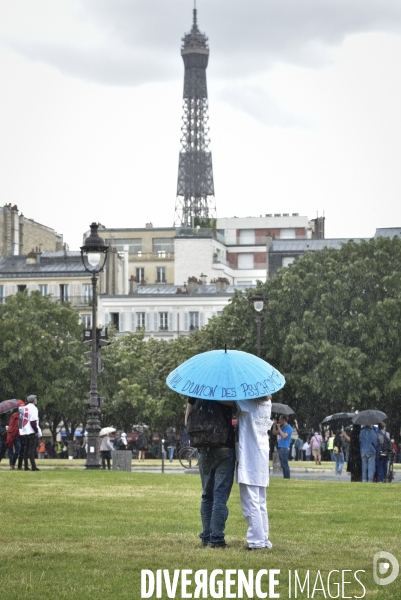 Manifestation des soignants à Paris pour denoncer le manque de moyens dans l hopital public. Cares demonstration.