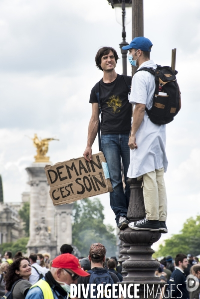 Manifestation des soignants à Paris pour denoncer le manque de moyens dans l hopital public. Cares demonstration.