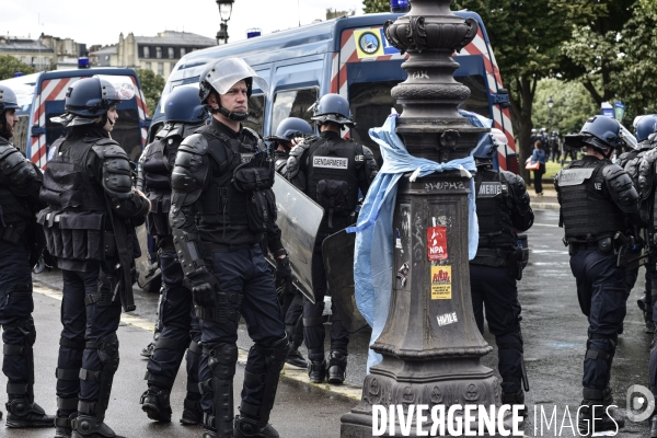 Manifestation des soignants à Paris pour denoncer le manque de moyens dans l hopital public. Cares demonstration.