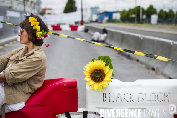 Action de blocage du chantier du grand paris par le collectif pour les terres de gonesse.