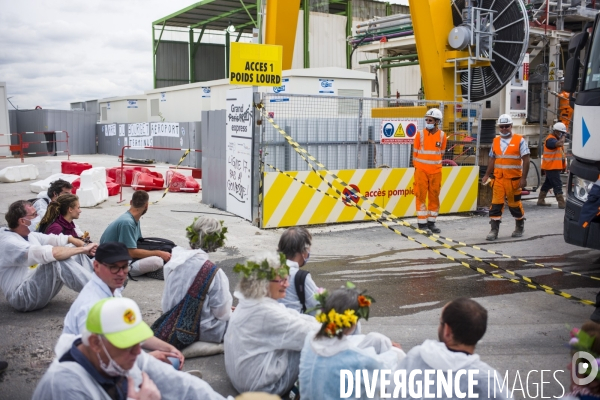 Action de blocage du chantier du grand paris par le collectif pour les terres de gonesse.