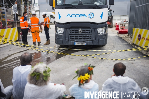 Action de blocage du chantier du grand paris par le collectif pour les terres de gonesse.