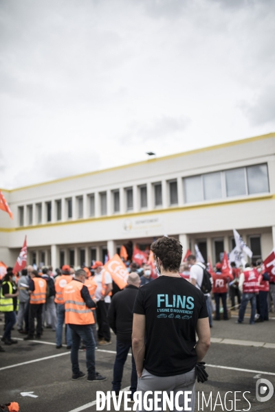 Rassemblement des salariés devant Renault Flins