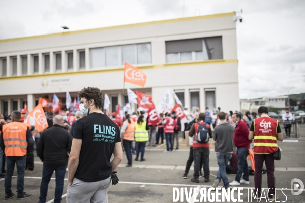 Rassemblement des salariés devant Renault Flins