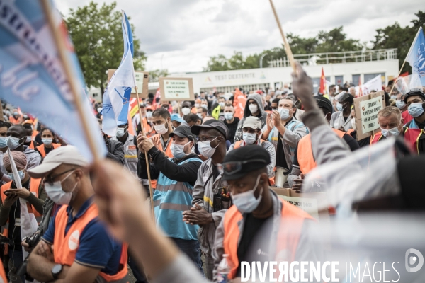 Rassemblement des salariés devant Renault Flins