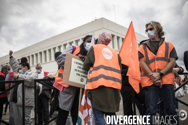 Rassemblement des salariés devant Renault Flins