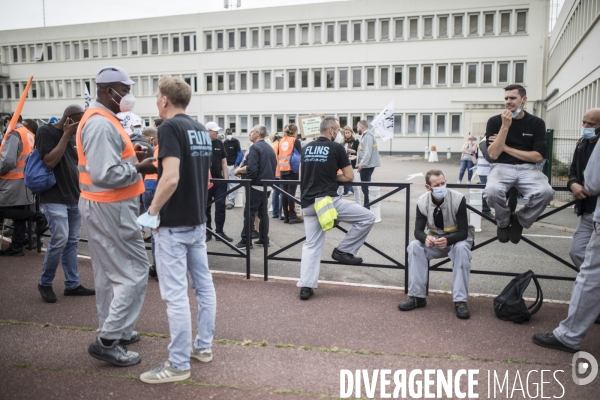 Rassemblement des salariés devant Renault Flins