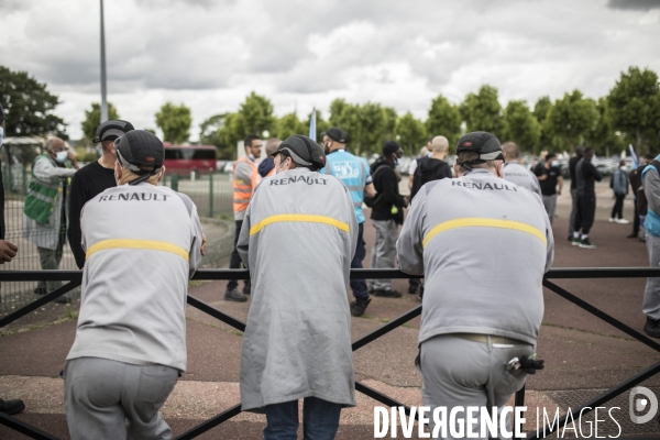 Rassemblement des salariés devant Renault Flins