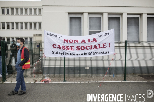 Rassemblement des salariés devant Renault Flins