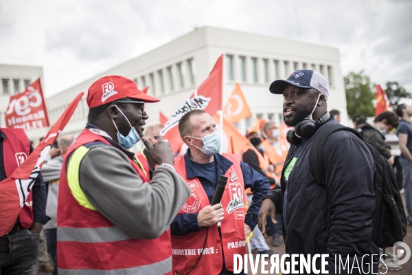 Rassemblement des salariés devant Renault Flins