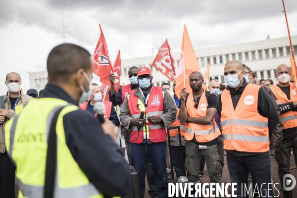 Rassemblement des salariés devant Renault Flins