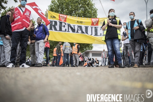 Rassemblement des salariés devant Renault Flins