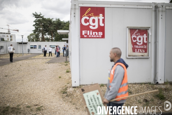 Rassemblement des salariés devant Renault Flins