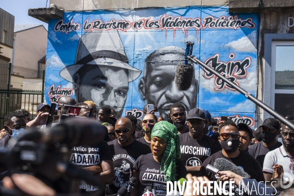 Rassemblement des policiers pour contester une fresque contre les violences policieres.