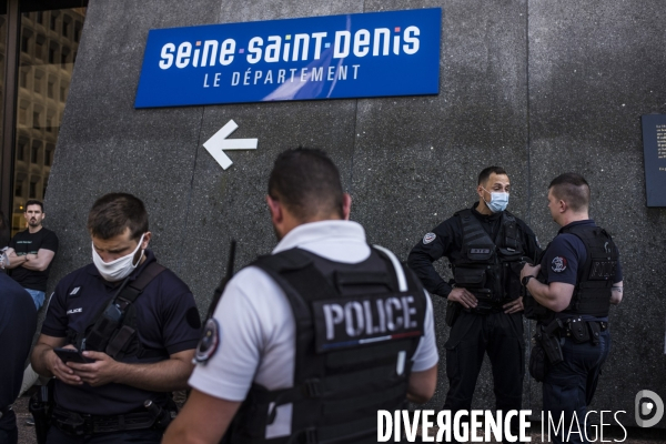 Rassemblement des policiers pour contester une fresque contre les violences policieres.