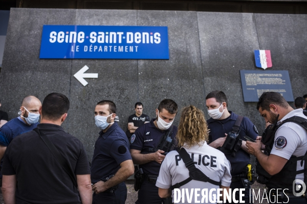 Rassemblement des policiers pour contester une fresque contre les violences policieres.