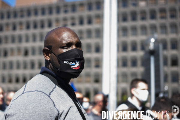 Rassemblement des policiers pour contester une fresque contre les violences policieres.