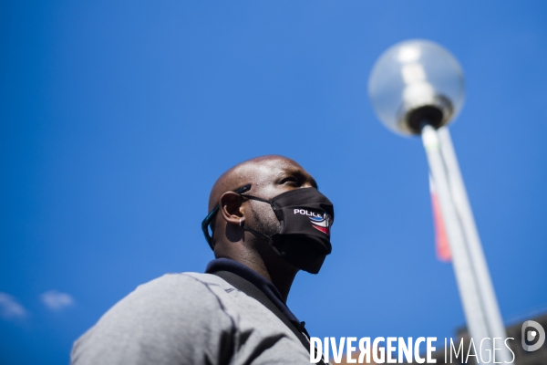 Rassemblement des policiers pour contester une fresque contre les violences policieres.