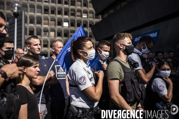 Rassemblement des policiers pour contester une fresque contre les violences policieres.